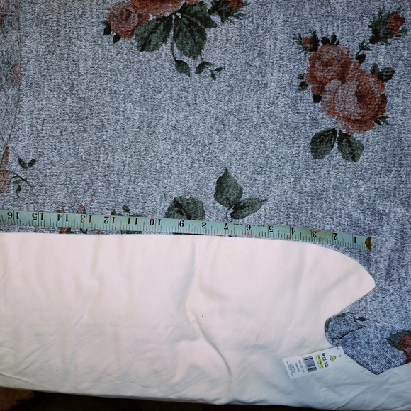 Bobbie Brooks Gray and Red Floral Top,NWT - Picture 6 of 7